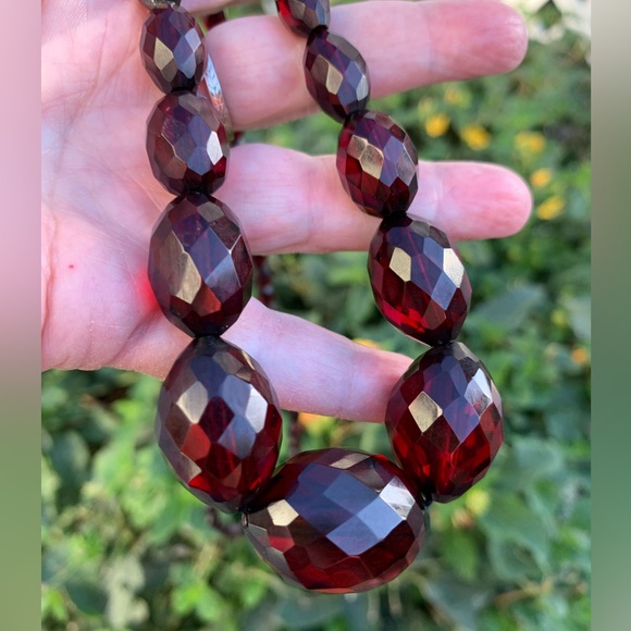 Cherry Bakelite Graduated Faceted Bead Necklace Simichrome TESTED 1.5 oz/42.5 gr - Picture 2 of 8